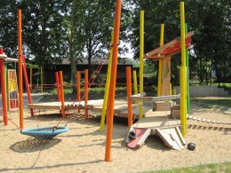 <p><strong>Umgestaltung des Friedensparks in Leverkusen</strong></p><p>Kleinkinderspielstation im "Regenbogenland"</p>