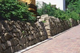 <p><strong>Freiraumplanung Gartensiedlung Herdecke</strong></p><p>Natursteinmauer</p>